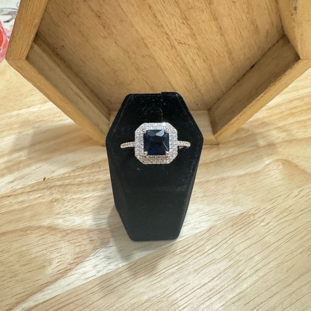 SIZE 10 WEDDING RING - Picture 2 of 6